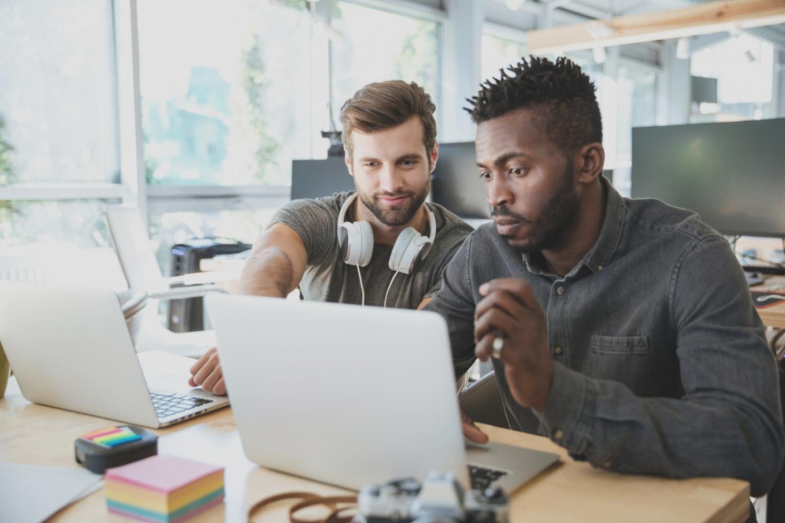 Professionelle Finanzberatung und Liquiditätsanalyse im modernen Büroumfeld
